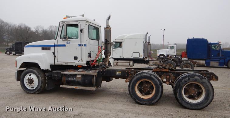 image for item EJ9919 1996 Mack CH613 semi truck