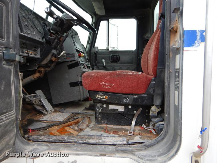 image for item EJ9919 1996 Mack CH613 semi truck