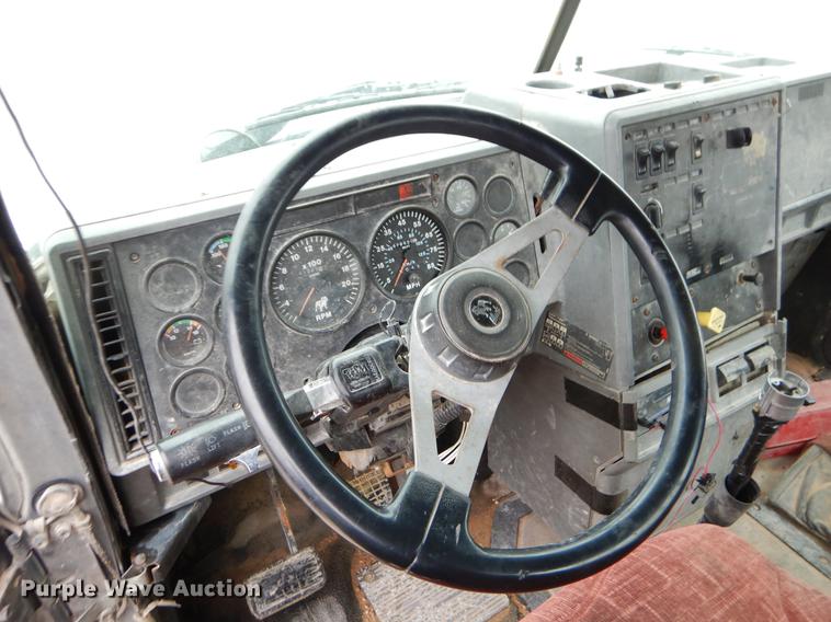 image for item EJ9919 1996 Mack CH613 semi truck