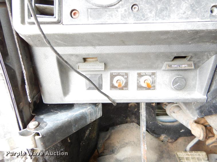 image for item EJ9919 1996 Mack CH613 semi truck