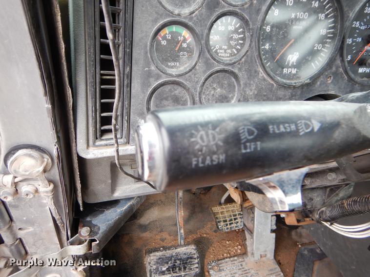 image for item EJ9919 1996 Mack CH613 semi truck