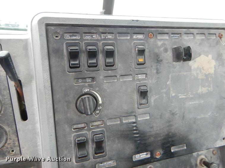 image for item EJ9919 1996 Mack CH613 semi truck