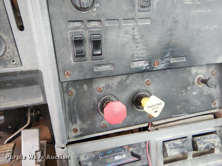 image for item EJ9919 1996 Mack CH613 semi truck