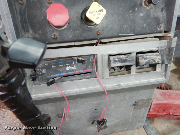 image for item EJ9919 1996 Mack CH613 semi truck