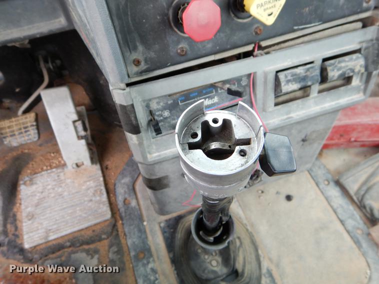 image for item EJ9919 1996 Mack CH613 semi truck