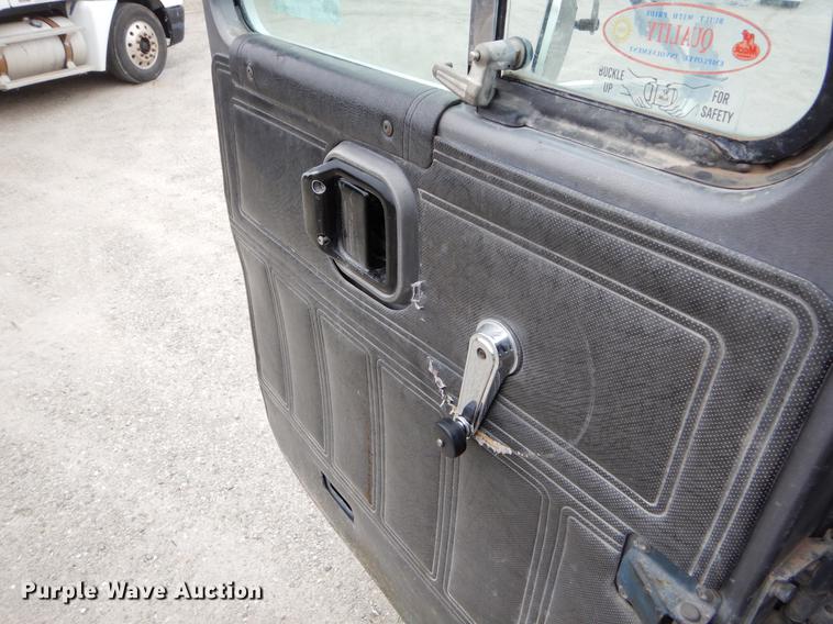 image for item EJ9919 1996 Mack CH613 semi truck