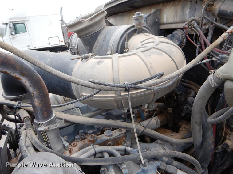 image for item EJ9919 1996 Mack CH613 semi truck