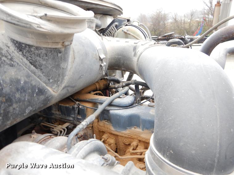 image for item EJ9919 1996 Mack CH613 semi truck