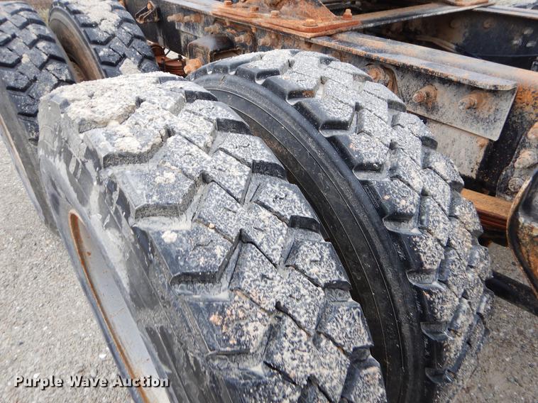 image for item EJ9919 1996 Mack CH613 semi truck