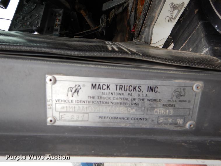 image for item EJ9919 1996 Mack CH613 semi truck