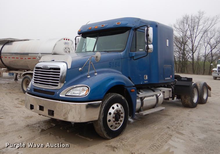 image for item EJ9920 2006 Freightliner Columbia semi truck