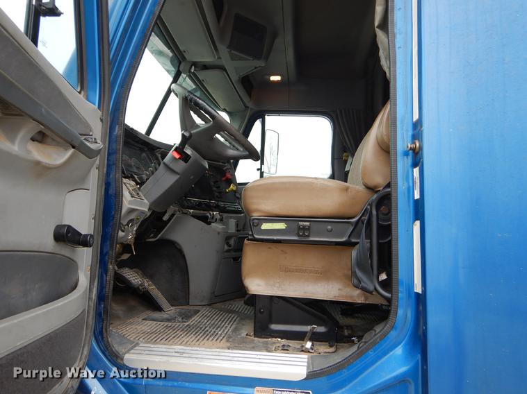 image for item EJ9920 2006 Freightliner Columbia semi truck