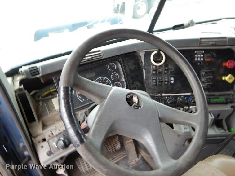 image for item EJ9920 2006 Freightliner Columbia semi truck