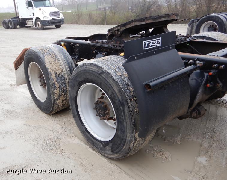 image for item EJ9920 2006 Freightliner Columbia semi truck