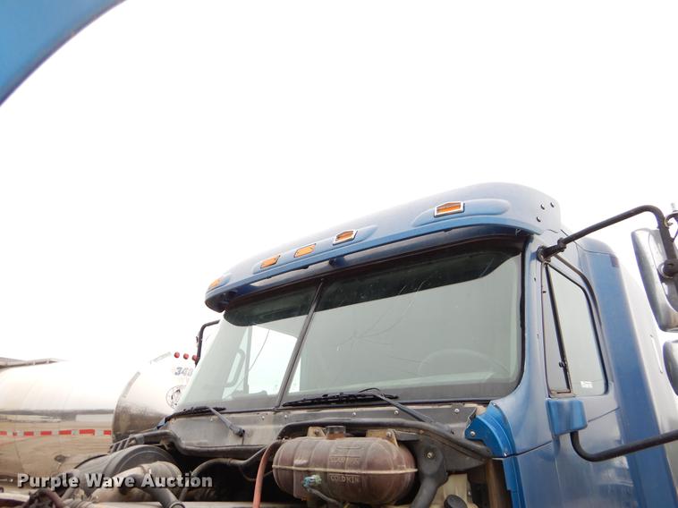 image for item EJ9920 2006 Freightliner Columbia semi truck