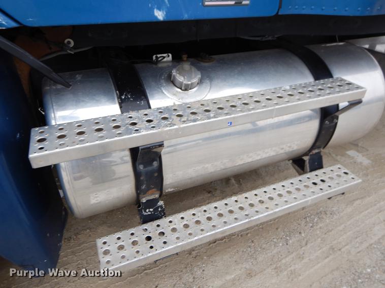 image for item EJ9920 2006 Freightliner Columbia semi truck