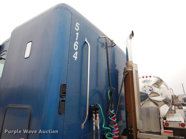 image for item EJ9920 2006 Freightliner Columbia semi truck