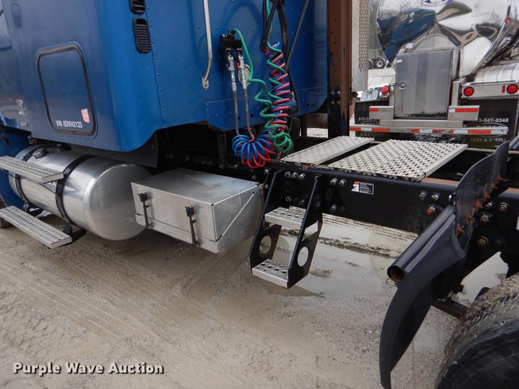 image for item EJ9920 2006 Freightliner Columbia semi truck