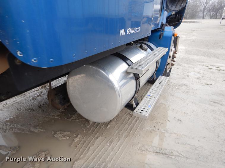 image for item EJ9920 2006 Freightliner Columbia semi truck