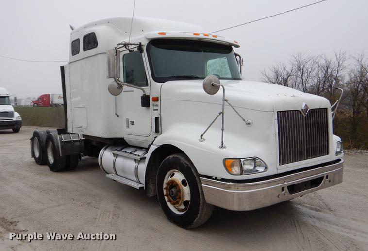 image for item EJ9921 2007 International 9400i semi truck