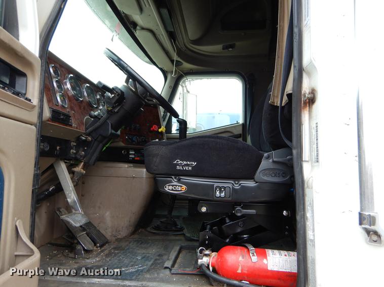 image for item EJ9921 2007 International 9400i semi truck