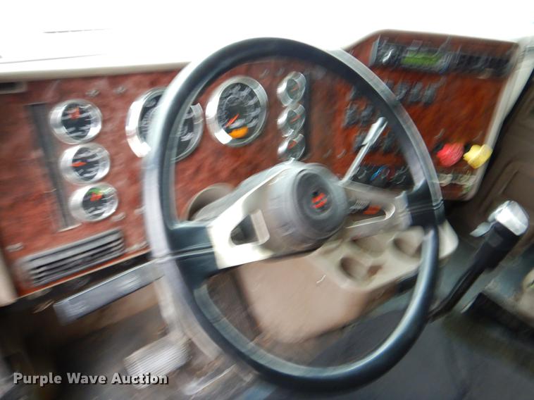 image for item EJ9921 2007 International 9400i semi truck