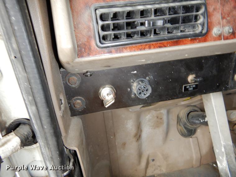 image for item EJ9921 2007 International 9400i semi truck