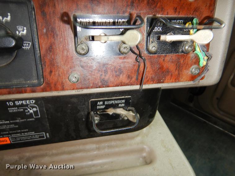 image for item EJ9921 2007 International 9400i semi truck