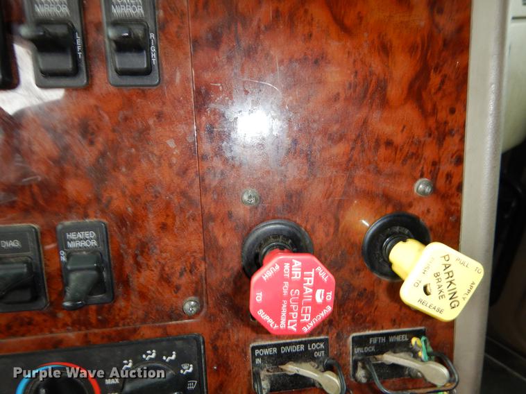 image for item EJ9921 2007 International 9400i semi truck