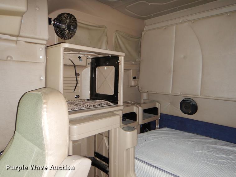 image for item EJ9921 2007 International 9400i semi truck