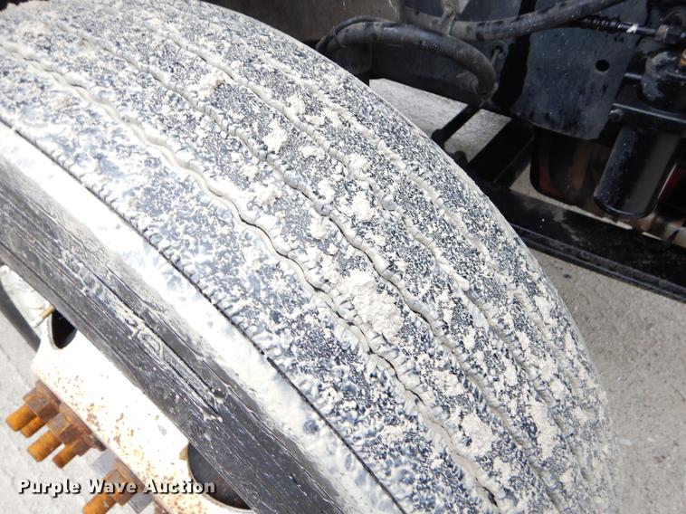 image for item EJ9921 2007 International 9400i semi truck