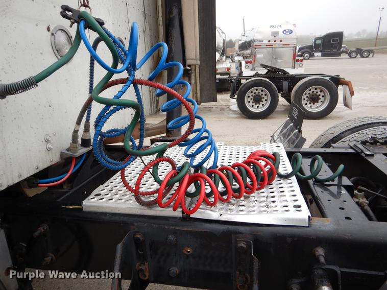 image for item EJ9921 2007 International 9400i semi truck