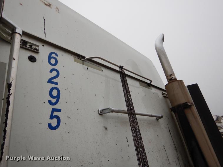 image for item EJ9921 2007 International 9400i semi truck