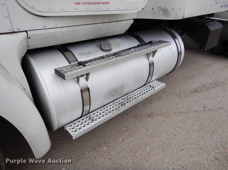 image for item EJ9921 2007 International 9400i semi truck