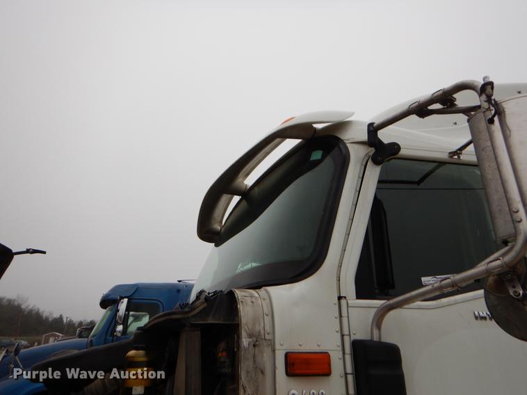 image for item EJ9921 2007 International 9400i semi truck