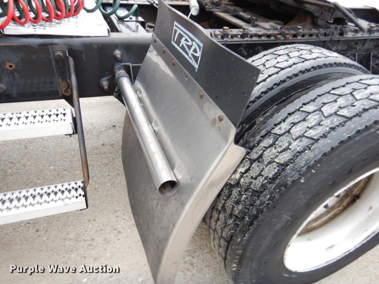 image for item EJ9921 2007 International 9400i semi truck