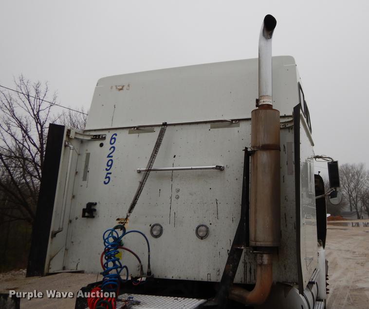 image for item EJ9921 2007 International 9400i semi truck