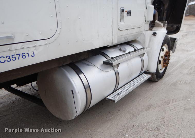 image for item EJ9921 2007 International 9400i semi truck