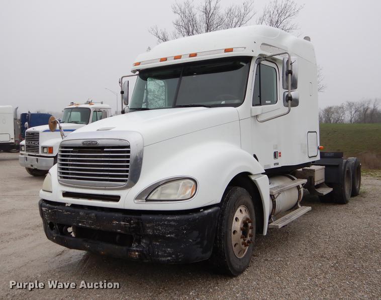 image for item EJ9922 2004 Freightliner Columbia semi truck