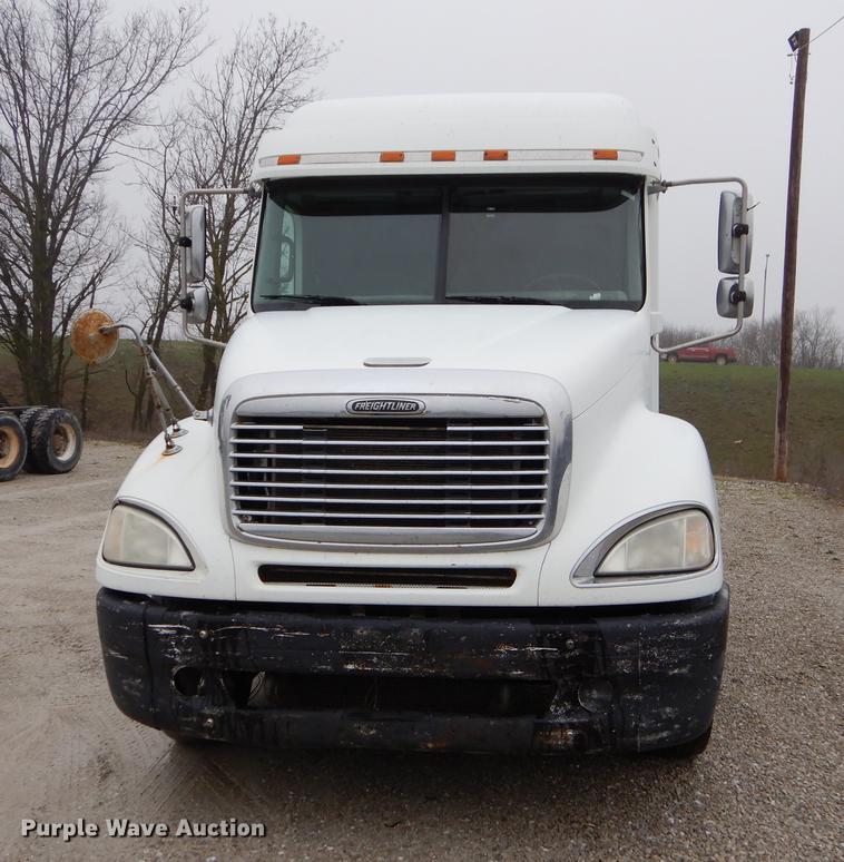image for item EJ9922 2004 Freightliner Columbia semi truck