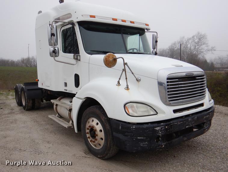 image for item EJ9922 2004 Freightliner Columbia semi truck