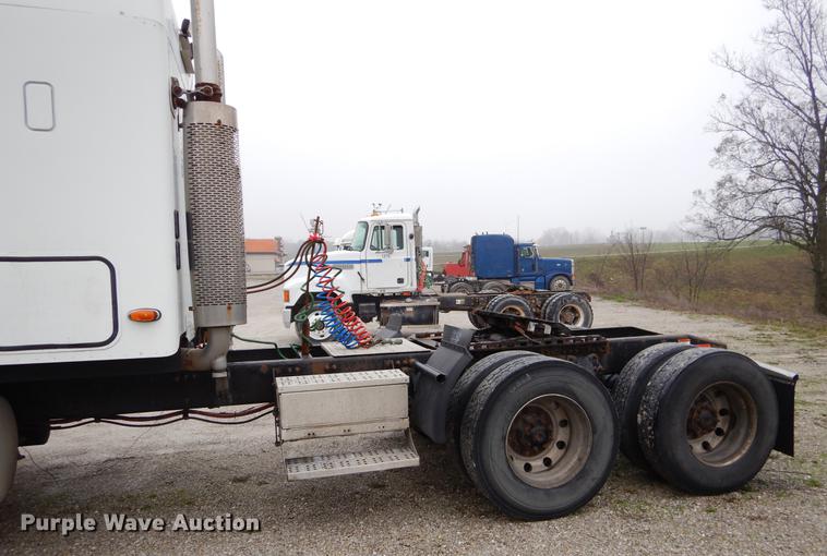 image for item EJ9922 2004 Freightliner Columbia semi truck