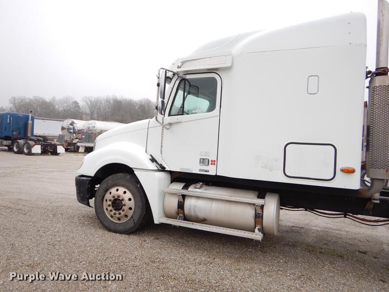 image for item EJ9922 2004 Freightliner Columbia semi truck