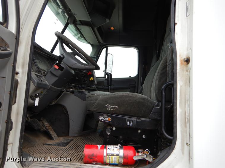 image for item EJ9922 2004 Freightliner Columbia semi truck