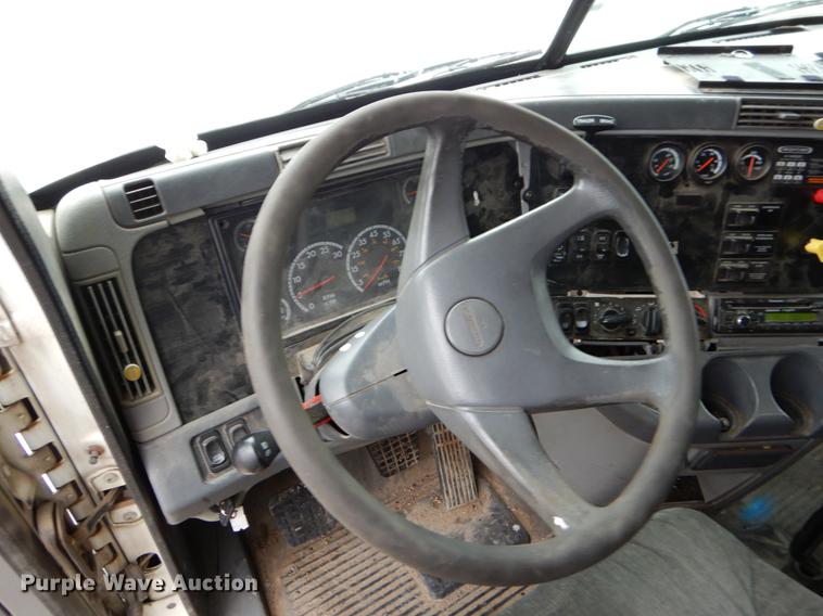 image for item EJ9922 2004 Freightliner Columbia semi truck