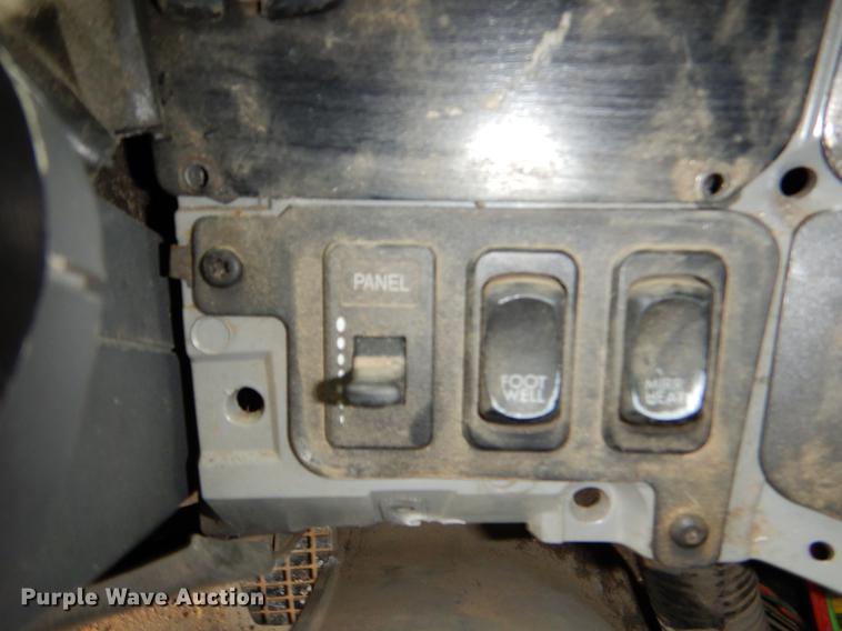 image for item EJ9922 2004 Freightliner Columbia semi truck