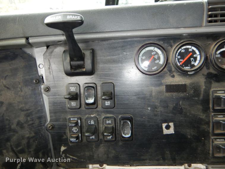 image for item EJ9922 2004 Freightliner Columbia semi truck