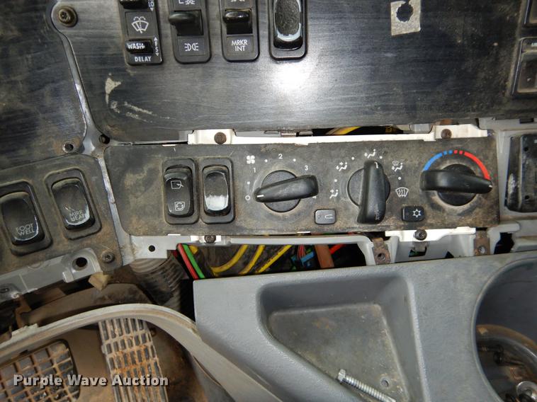 image for item EJ9922 2004 Freightliner Columbia semi truck