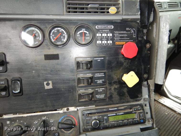 image for item EJ9922 2004 Freightliner Columbia semi truck