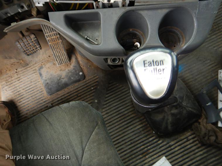 image for item EJ9922 2004 Freightliner Columbia semi truck